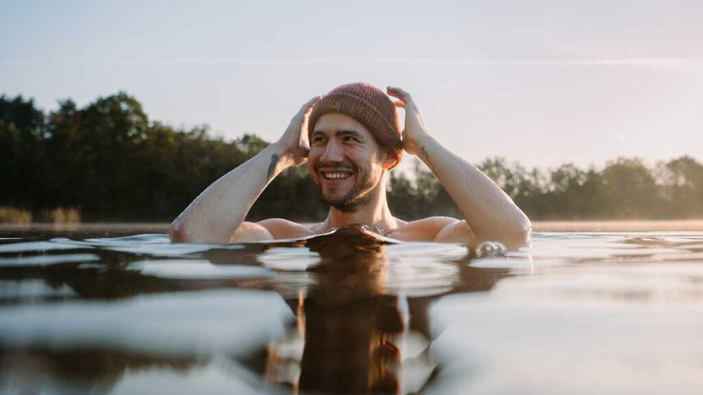 Mann ist glücklich am Eisbaden nach Wim Hof Methode