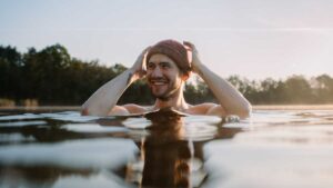 Mann ist glücklich am Eisbaden
