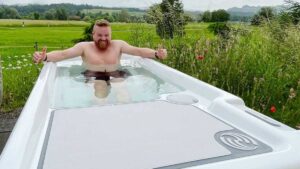 Sportler Päscu Moser beim Eisbaden